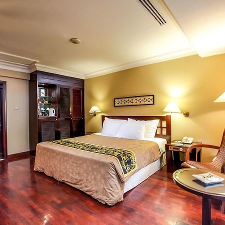 Singgasana Hotel Surabaya Exterior foto
