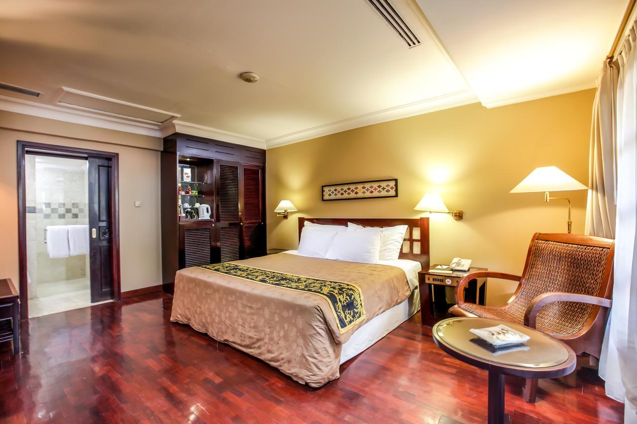 Singgasana Hotel Surabaya Exterior foto