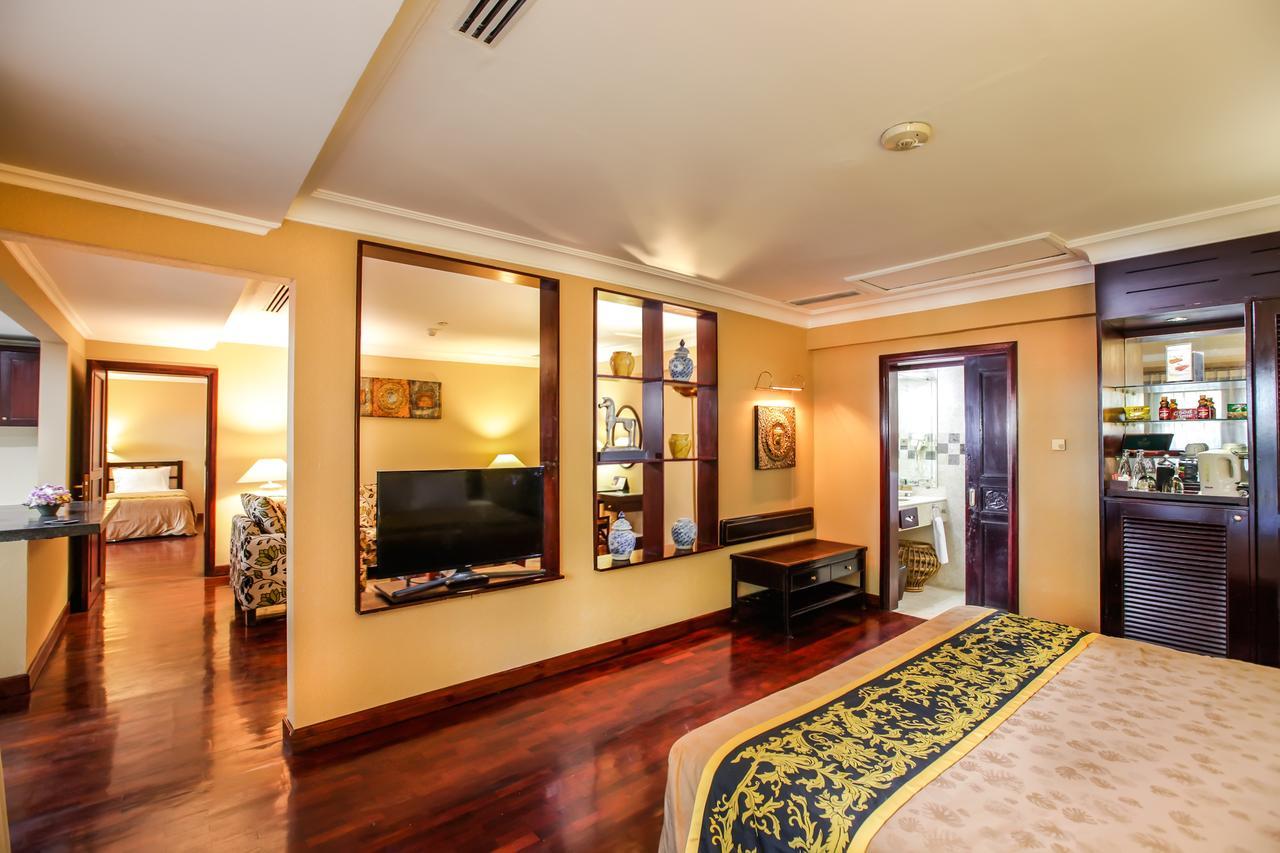 Singgasana Hotel Surabaya Exterior foto