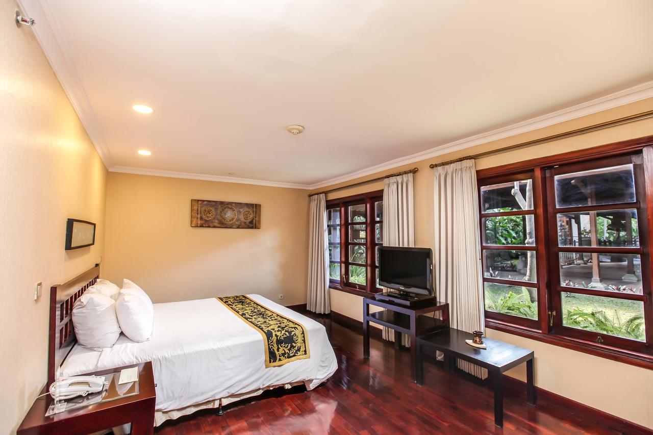 Singgasana Hotel Surabaya Exterior foto