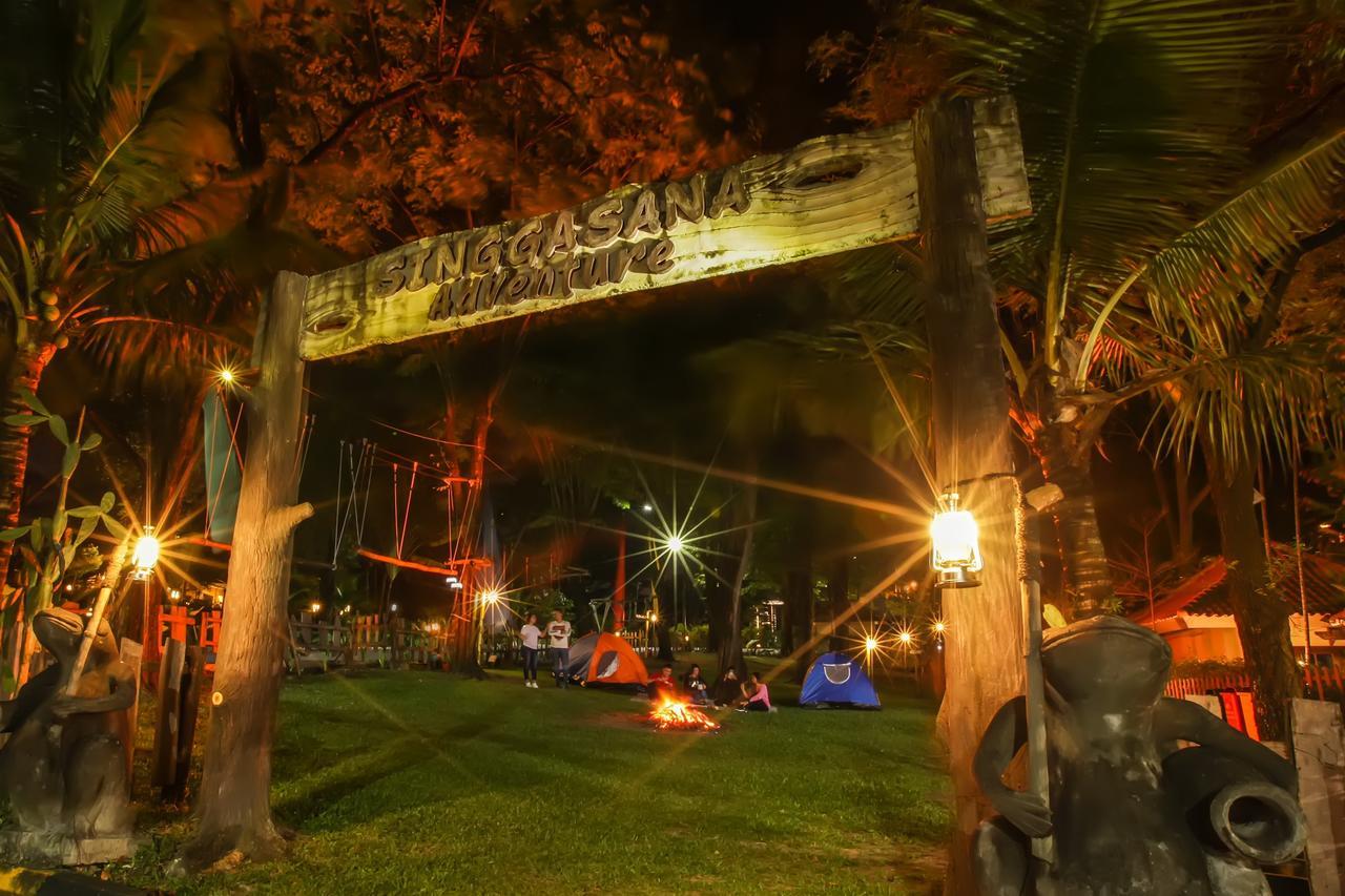 Singgasana Hotel Surabaya Exterior foto