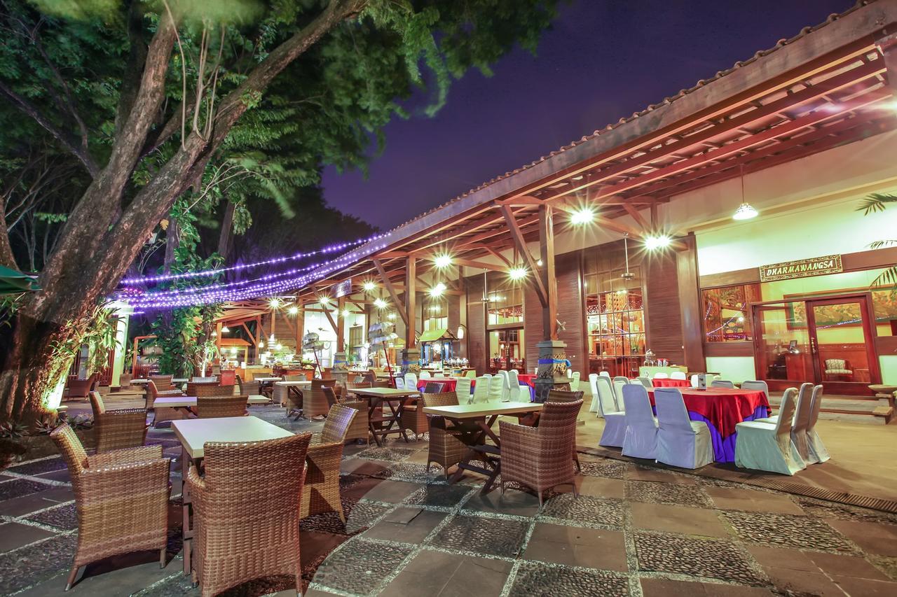Singgasana Hotel Surabaya Exterior foto