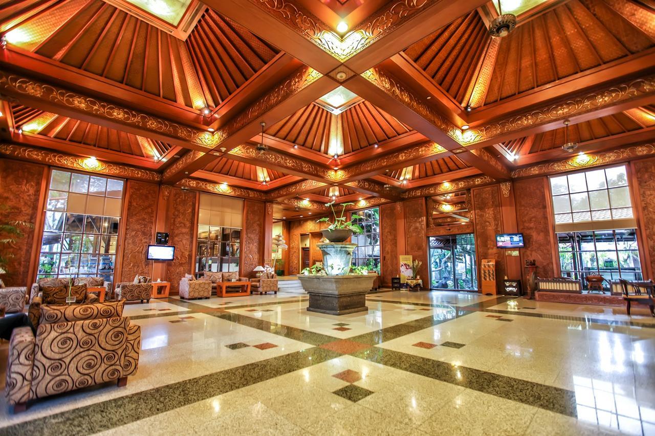 Singgasana Hotel Surabaya Exterior foto