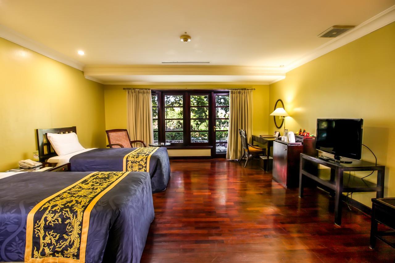 Singgasana Hotel Surabaya Exterior foto