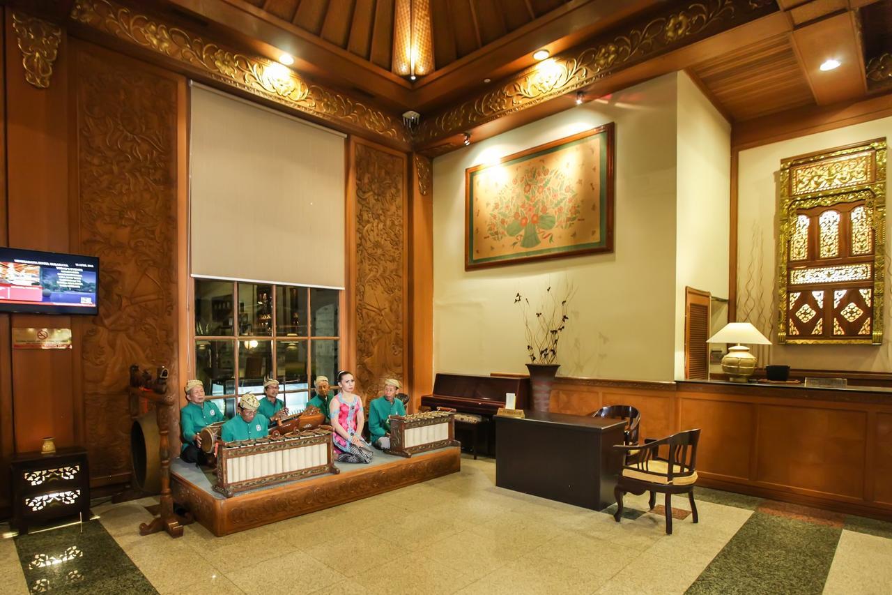 Singgasana Hotel Surabaya Exterior foto
