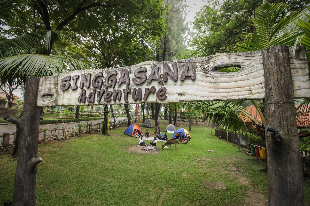 Singgasana Hotel Surabaya Exterior foto